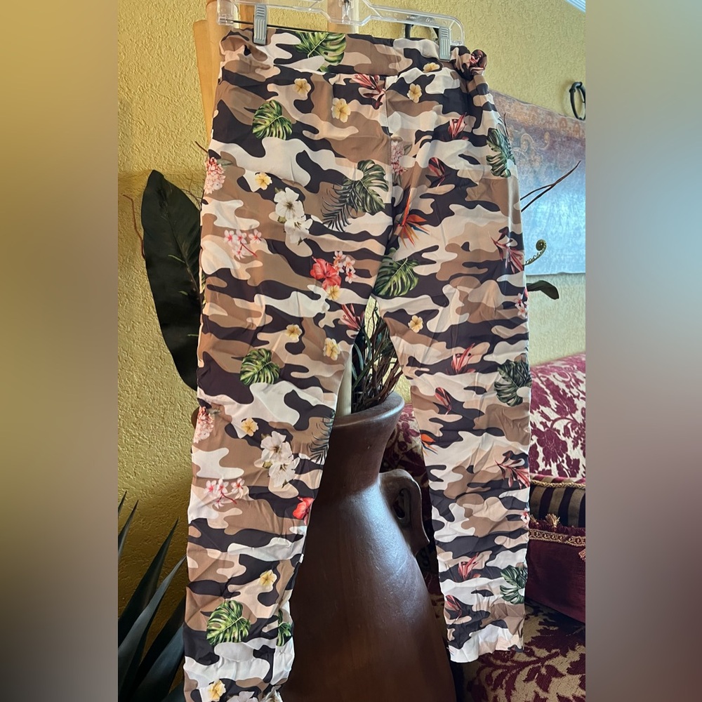 Camouflage stretch pant with pockets in the side. One size goes up to large.